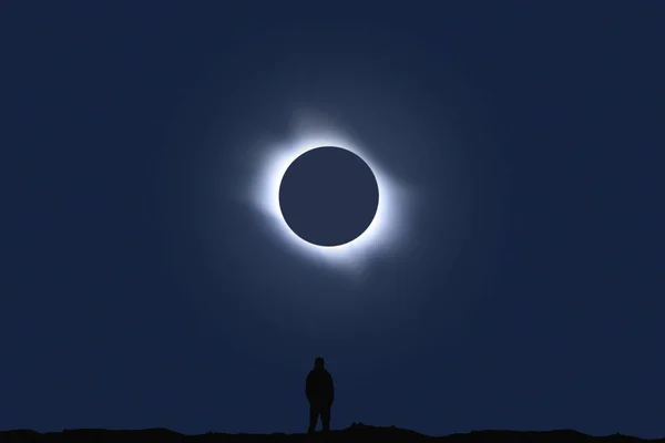 Omul se uită la eclipsă totală Fotografie de stoc