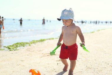 Küçük çocuk kumsalda ödeme