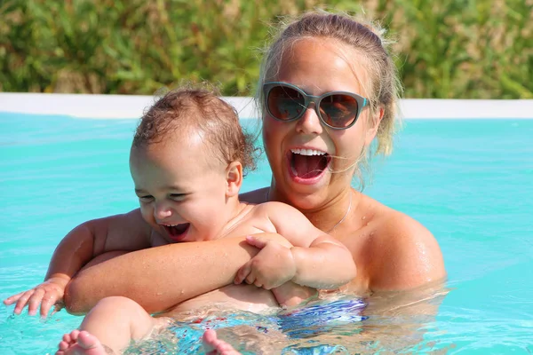 Famiglia felice divertirsi in piscina — Foto Stock