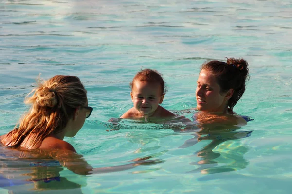 幸福的家庭，在游泳池玩乐 — 图库照片