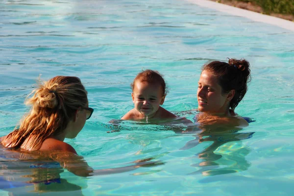 Famille heureuse s'amuser dans une piscine — Photo