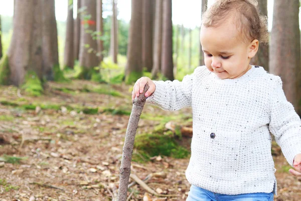 Băiețel în pădure — Fotografie, imagine de stoc