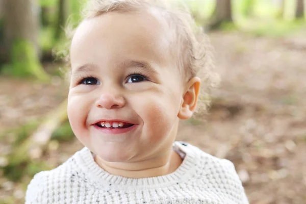 Bambino nella foresta — Foto Stock