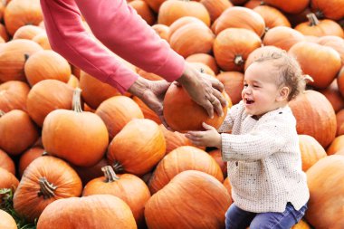 Kabak alandaki küçük çocuk