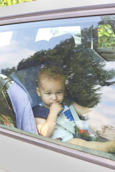 Bayi lupa sendirian di dalam mobil di hari yang sangat panas — Stok Foto