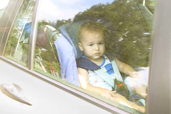 Bebé olvidado solo en el coche — Foto de Stock