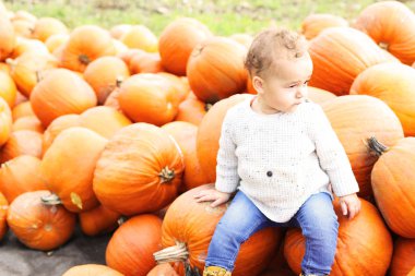 Kabak alandaki küçük çocuk