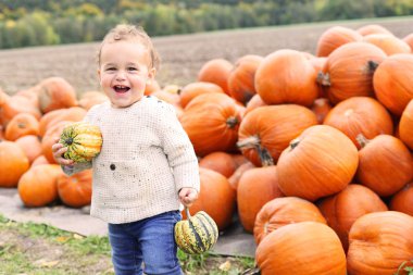 Kabak alandaki küçük çocuk