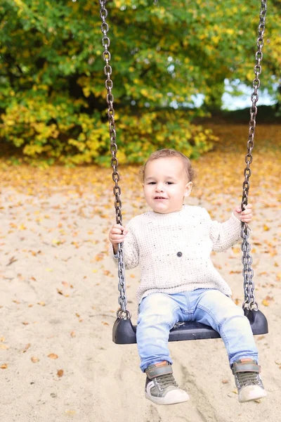 Bambino felice nel parco giochi — Foto Stock