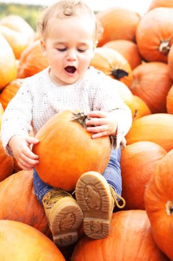Mutlu çocuğu kabak alan malzeme çekme kabaklar 
