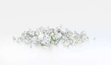 Yığın üzerinde beyaz izole elmas parlayan 