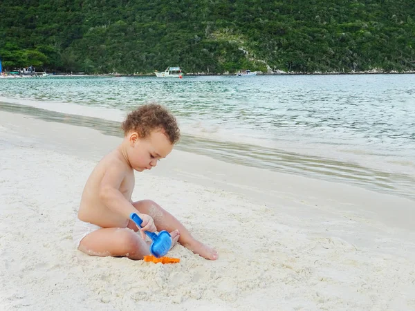 Μικρό Αγόρι Παίζει Στην Παραλία Αντίγραφο Χώρου — Φωτογραφία Αρχείου