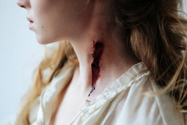 Yakın çekim vampir fx makyajlı kız portresi