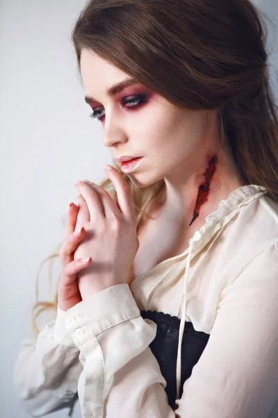 Крупный план портрета девушки с fx макияжем вампира — стоковое фото