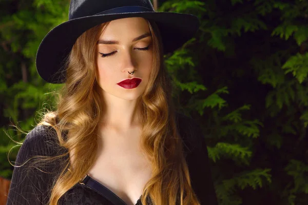 年轻漂亮的女孩，长长的卷发，戴黑帽子的红色嘴唇 — 图库照片