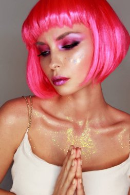 Parlak makyaj parlak pembe bir perukla kız