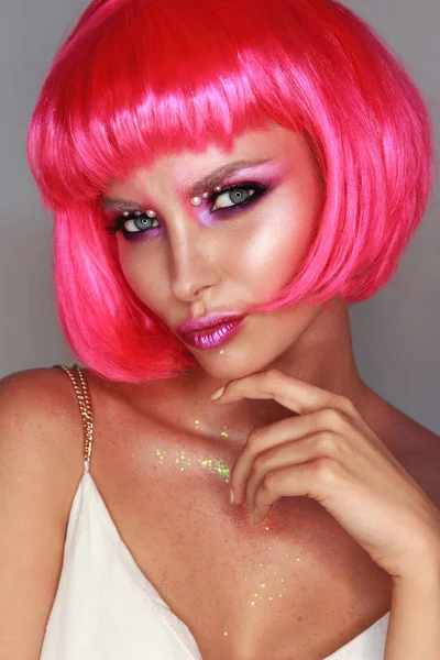 Chica Una Peluca Color Rosa Brillante Con Maquillaje Brillante Fotos De Stock Sin Royalties Gratis