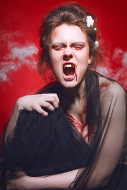 Kumral saç beyaz çiçeklerle ve kanlı yaralar kırmızı zemin üzerine göğsüne ile