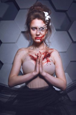 Kumral saç beyaz çiçeklerle ve gri arka plan üzerinde göğsüne kanlı yara izi ile