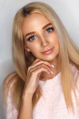 Genç güzel sarışın kız çıplak erkek-up ve uzun saç yakın çekim portre.