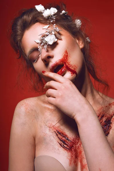 Morena Com Flores Brancas Seu Penteado Com Cicatrizes Sangrentas Seu — Fotografia de Stock