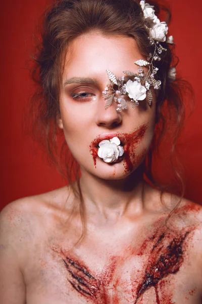Brünette Mit Weißen Blumen Ihrer Frisur Und Mit Blutigen Narben — Stockfoto