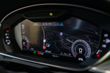 Minsk, Belarus 14 Mart 2018: Yeni Audi A8 ve A8l Minsk otomotiv gazetecileri sunusu