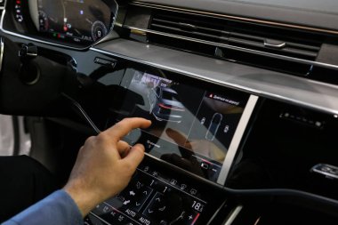 Minsk, Belarus 14 Mart 2018: Yeni Audi A8 ve A8l Minsk otomotiv gazetecileri sunusu