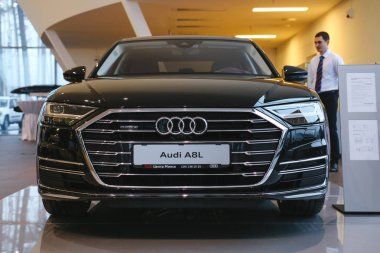 Minsk, Belarus 14 Mart 2018: Yeni Audi A8 ve A8l Minsk otomotiv gazetecileri sunusu