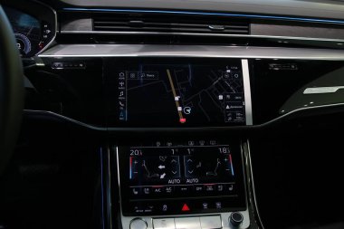 Minsk, Belarus 14 Mart 2018: Yeni Audi A8 ve A8l Minsk otomotiv gazetecileri sunusu