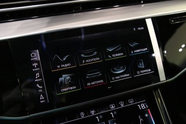 Minsk, Belarus 14 Mart 2018: Yeni Audi A8 ve A8l Minsk otomotiv gazetecileri sunusu