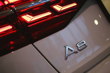 Minsk, Belarus 14 Mart 2018: Yeni Audi A8 ve A8l Minsk otomotiv gazetecileri sunusu