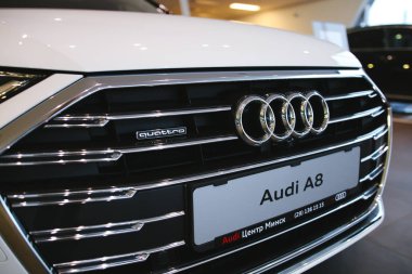 Minsk, Belarus 14 Mart 2018: Yeni Audi A8 Minsk otomotiv gazetecileri sunusu