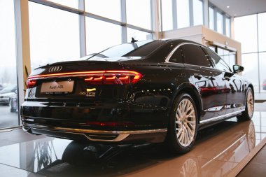Minsk, Belarus 14 Mart 2018: Yeni Audi A8 Minsk otomotiv gazetecileri sunusu