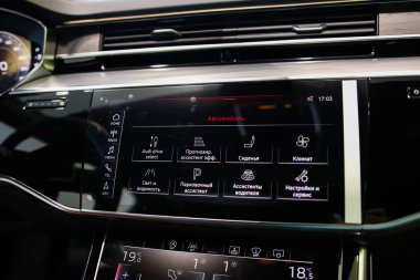 Minsk, Belarus 14 Mart 2018: Yeni Audi A8 Minsk otomotiv gazetecileri sunusu