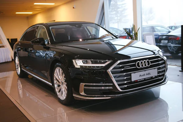 Minsk, Belarus 14 Mart 2018: Yeni Audi A8 Minsk otomotiv gazetecileri sunusu