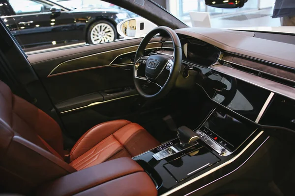 Minsk, Weißrussland 14. März 2018: neuer audi a8 bei der Präsentation für Automobiljournalisten aus Minsk — Stockbild Minsk Weißrussland März 2018 Neuer Audi Bei Der Präsentation Für — Stockfoto