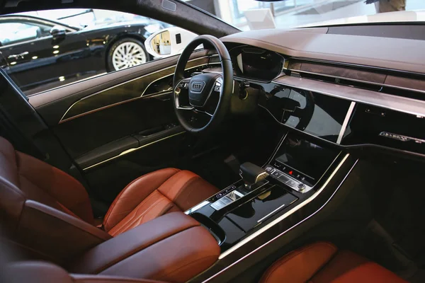 Minsk, Weißrussland 14. März 2018: neuer audi a8 bei der Präsentation für Automobiljournalisten aus Minsk — Stockbild Minsk Weißrussland März 2018 Neuer Audi Bei Der Präsentation Für — Stockfoto