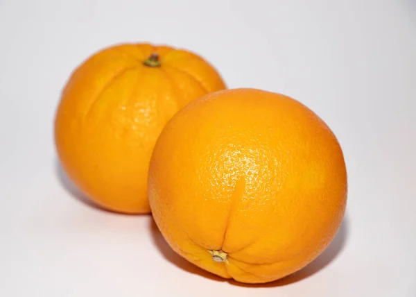 Twee Heldere Sinaasappels Witte Achtergrond — Stockfoto