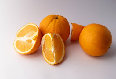 Beyaz ve koyu arkaplanda portakallar