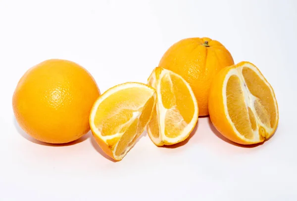 Heldere Sinaasappelen Plakjes Witte Achtergrond — Stockfoto