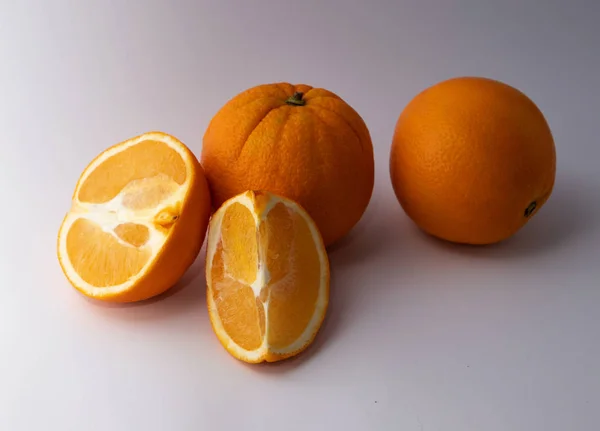 Verse Sinaasappels Witte Donkere Achtergrond — Stockfoto
