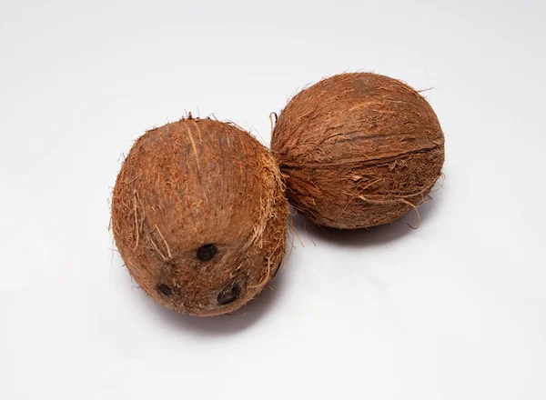 Två Ljusa Kokosnötter Isolerad Vit Bakgrund — Stockfoto