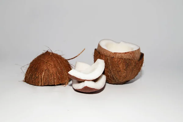 两个有阴影的白色背景的椰子 — 图库照片