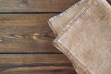 Keten peçete vintage Ahşap mutfak masasında. Üstten Görünüm