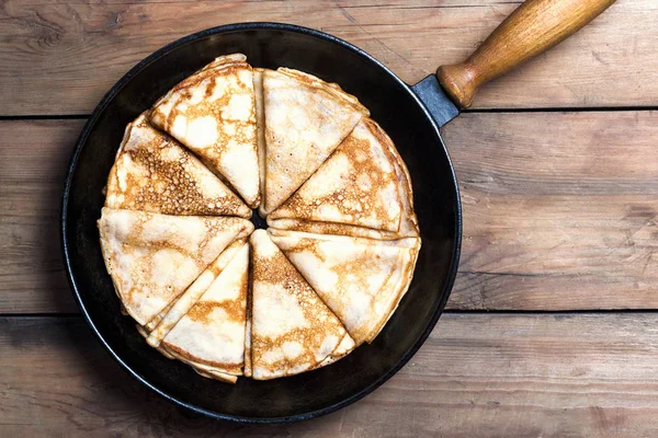 Rosta rullade pannkakor på en gjutjärn stekpanna — Stockfoto