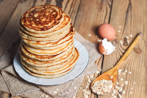 Hög bunt med havregryn pannkakor Royaltyfria Stockfoton