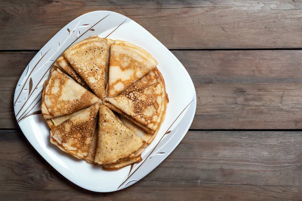 Stekt rullade pannkakorna på en fyrkantig platta Stockfoto