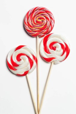 Beyaz zemin üzerinde bir çubuk üzerinde lolipop.