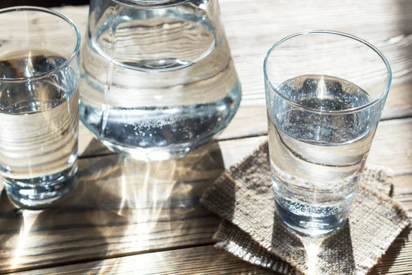 Vasos de agua sobre una mesa de madera —  Fotos de Stock